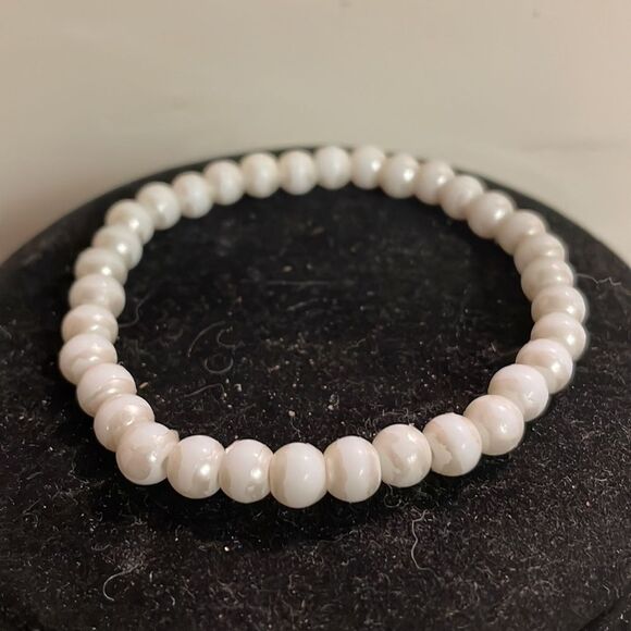 3.5” white agate colored beaded stackable stretch bracelet - Picture 3 of 8